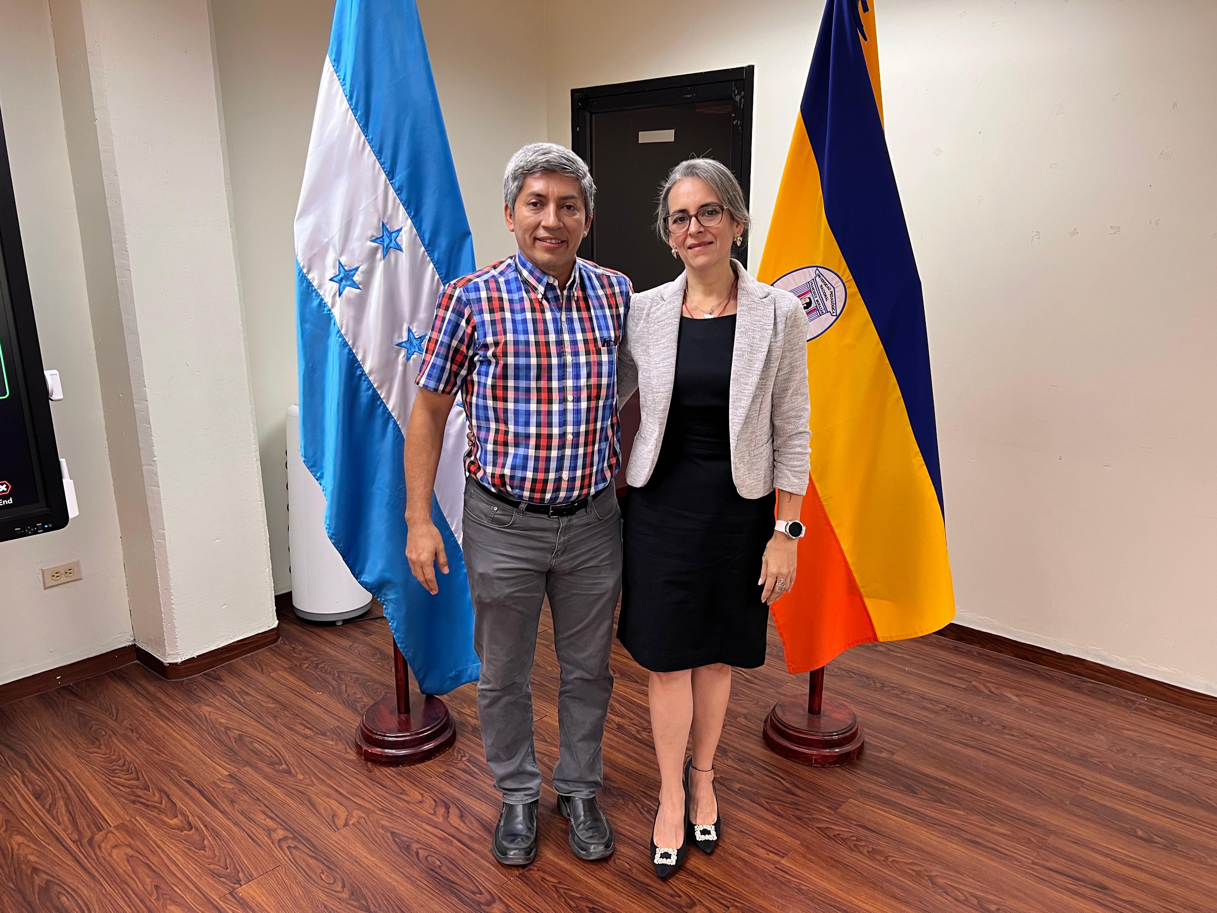 La Licda. Loyda Adriana Zerón Henríquez junto con su asesor, el Dr. Edgar Vásquez